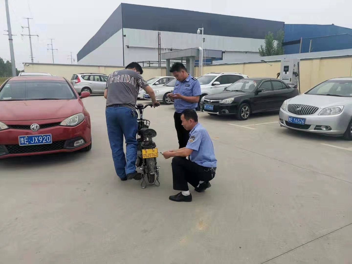 我為群眾辦實事︱太貼心了！公司門口就可以辦理電動車上牌