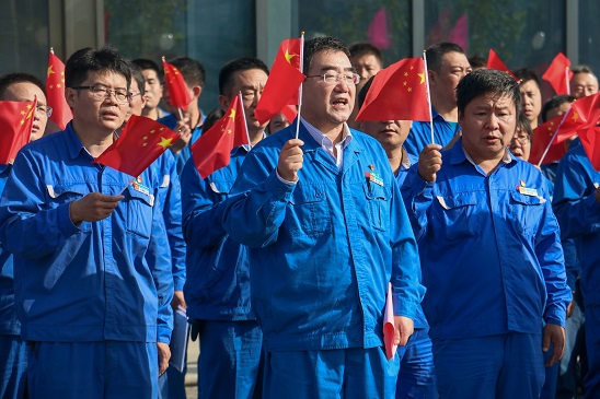 五星紅旗，我愿做你光華中淡淡的一筆——安彩高科舉行 國(guó)慶升旗儀式